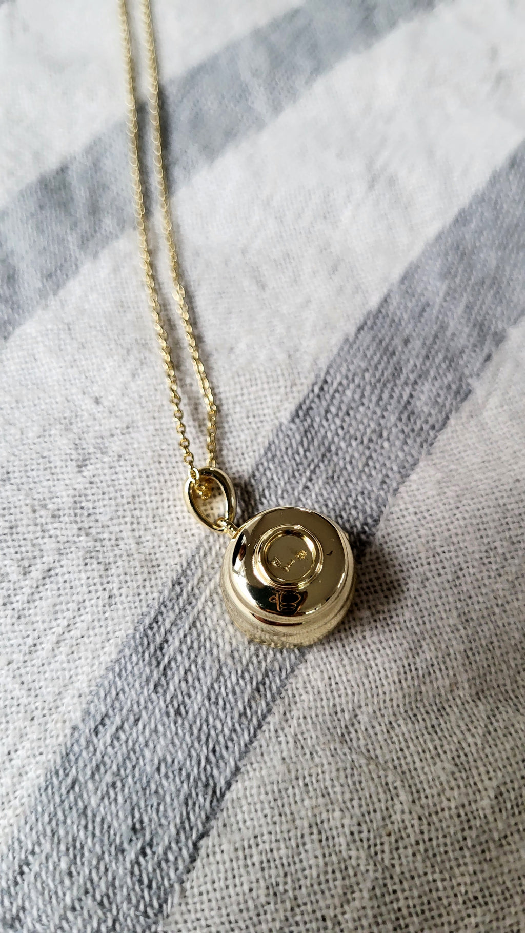 The Sui Matcha Bowl with Spout Necklace in Gold