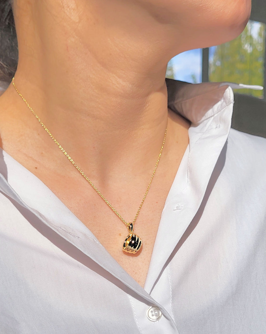 The Sui Matcha Bowl with Spout Necklace in Gold