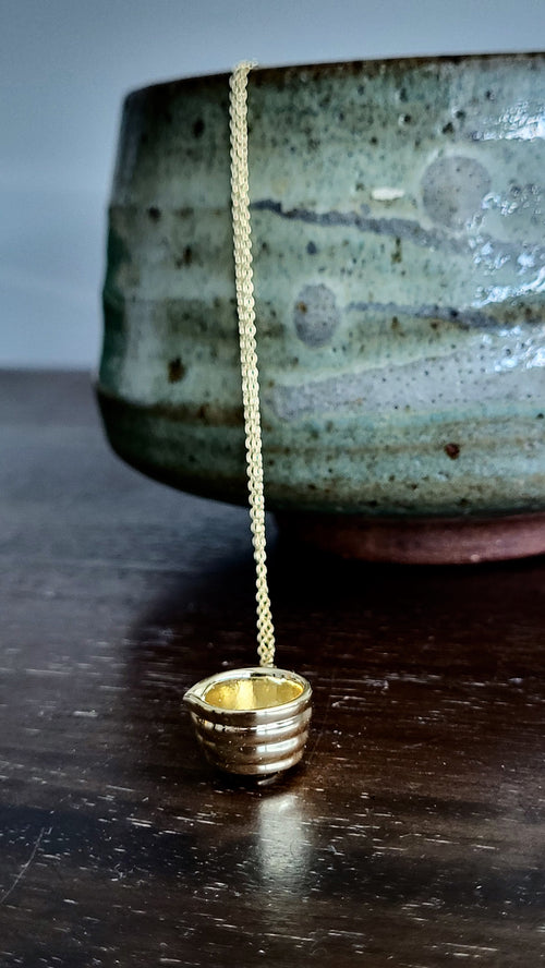 The Sui Matcha Bowl with Spout Necklace in Gold