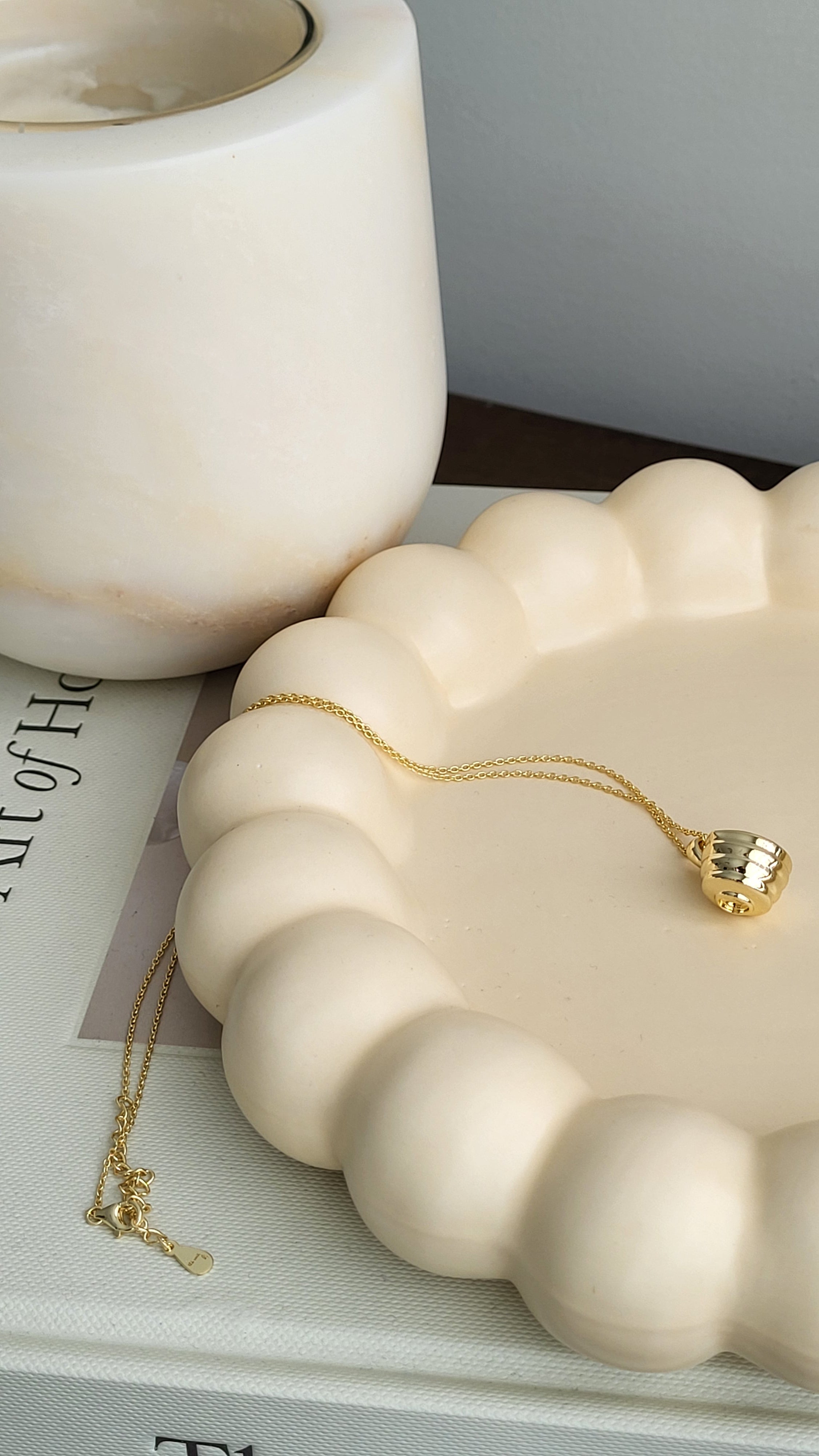 The Sui Matcha Bowl with Spout Necklace in Gold