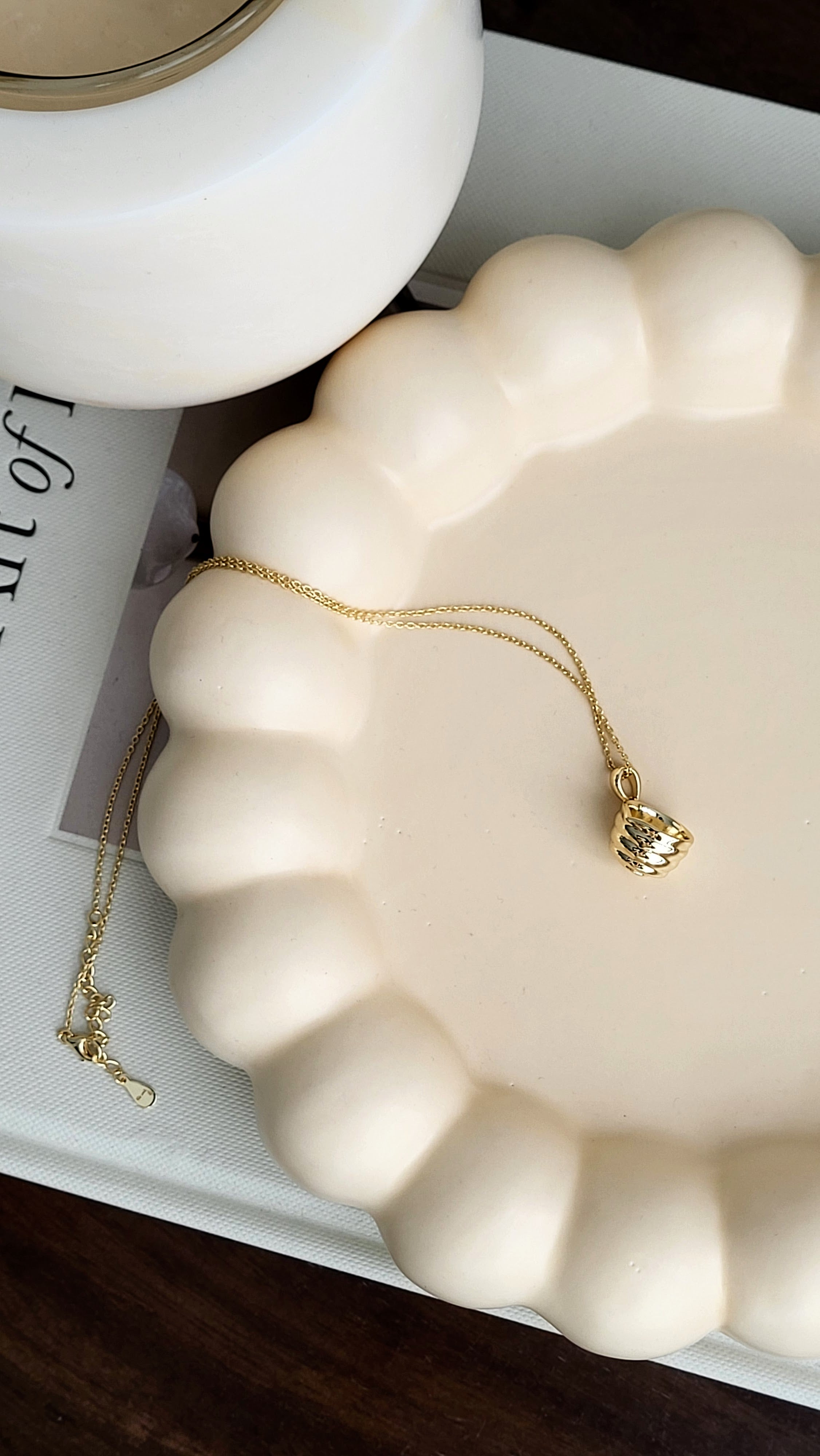 The Sui Matcha Bowl with Spout Necklace in Gold